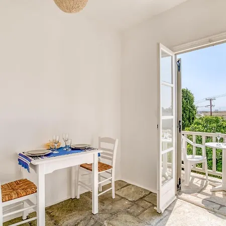 No 8 Ilios * Naousa (Paros)